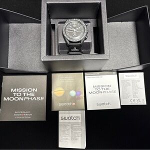 Swatch+Omega Speedmaster Snoopy SO33B700